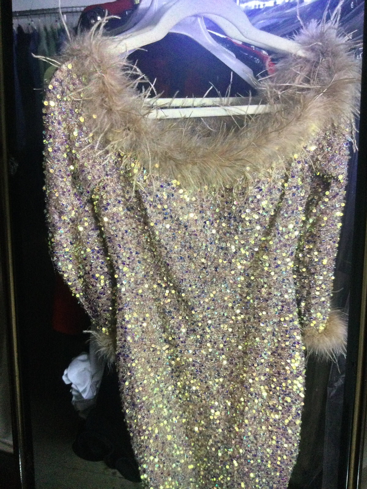 Abito piume e paillettes corto
